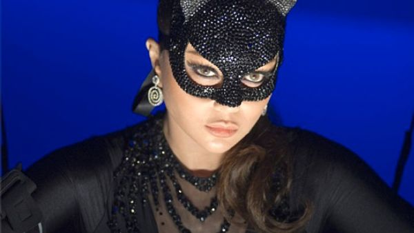 Haifa Wehbe plays cat in Samo Zein's latest single. (Image: Facebook)