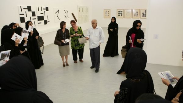 طالبات جامعة زايد في زيارة للفنان حسن شريف في معرضه "تجارب وأشياء" طالبات جامعة زايد في زيارة للفنان حسن شريف في معرضه "تجارب وأشياء"