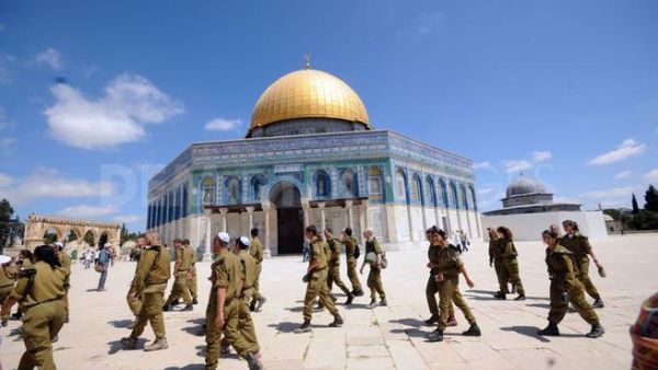 The director of Al Aqsa Mosque told reporters that approximately 1,000 Israeli officers stormed the compound Wednesday (File Archive/AFP) The director of Al Aqsa Mosque told reporters that approximately 1,000 Israeli officers stormed the compound Wednesday (File Archive/AFP)
