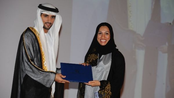 ندى الشماع، مدير أول الاستراتيجيات في مجموعة دبي للعقارات، تتسلم شهادتها من سمو الشيخ حمدان بن محمد بن راشد آل مكتوم، ولي عهد دبي