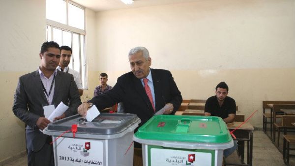 Jordanian Prime Minster Abdullah Ensour casts his vote in Amman on Tuesday. (Image via Jordan News Agency, Petra)