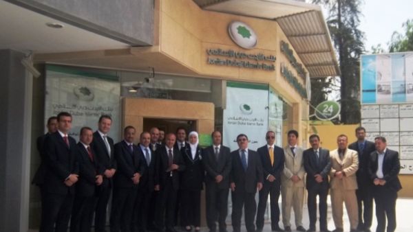 صورة جماعية لرئيس مجلس إدارة بنك الأردن دبي الإسلامي سالم الخزاعلة ورئيسه التنفيذي، سامي الأفغاني بالإضافة إلى بعض أعضاء مجلس الإدارة، والإدارة العليا في البنك