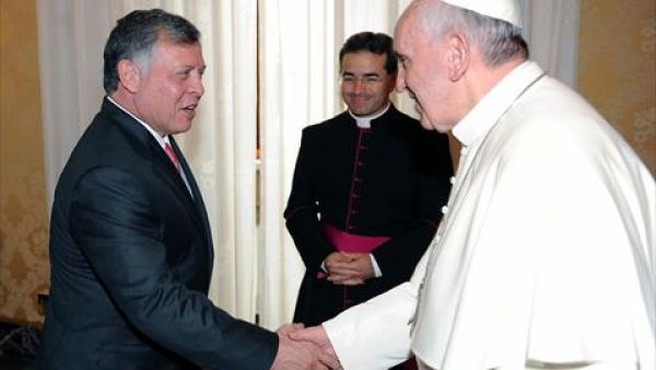 Pope Francis welcomes Jordan's King Abdullah prior a private audience on August 29, 2013 at the Vatican. (AFP)