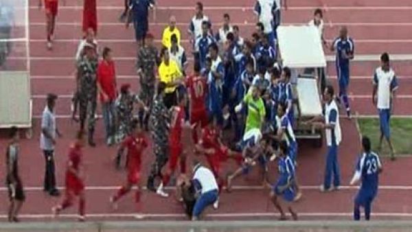 مشهد من المشاجرة بين فريقي الكويت ولبنان. مشهد من المشاجرة بين فريقي الكويت ولبنان.