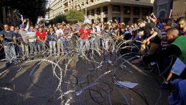 Lebanese demonstrators try to break through barbed wire in downtown Beirut on June 21, 2013 (Source AFP/ANWAR AMRO