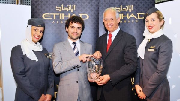 لوكا روموتسي، مدير تطوير الأعمال لإكسبيديا في منطقة الشرق الأوسط يقدم الجائزة إلى دارن بارانجر، نائب الرئيس لشؤون المبيعات العالمية في الاتحاد للطيران