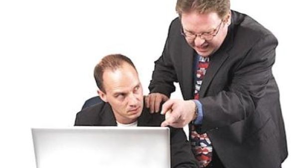 بعض المؤشرات يمكن أن تنتبه إليها لمعرفة ما إذا مديرك فعلاً يحترمك ويحبك أم لا