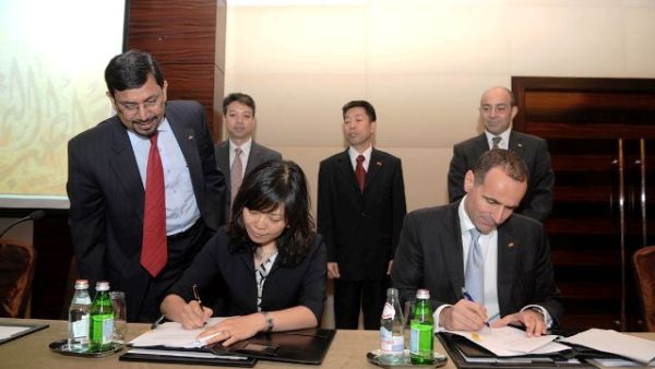 Mashreq and Bank of China during the signing Mashreq and Bank of China during the signing