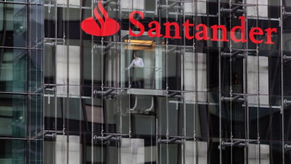 خفضت وكالة موديز للتصنيف الائتماني مستوى التصنيف الائتماني لتونس إلى (بي أيه 2) مع نظرة مستقبلية سلبية على خلفية «استمرار عدم اليقين السياسي ومخاطر عدم الاستقرار» 