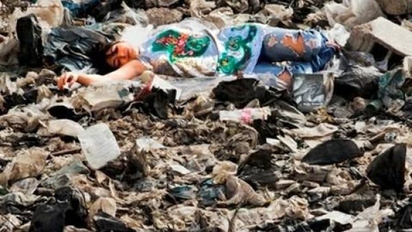 فنانة مغربية تستلقي وسط القمامة احتجاجا على الفن النظيف