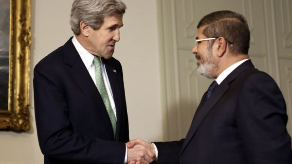 John Kerry shakes hands with Egyptian President Mohamed Morsi