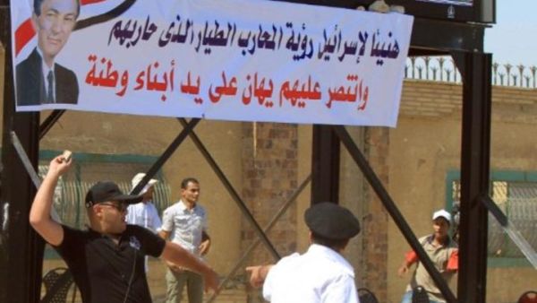 مؤيدون لمبارك خارج قاعة المحاكمة.