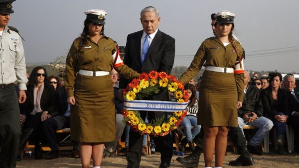 Israel's Prime Minister Benjamin Netanyahu arrives to lay a wreath during the funeral of former Israeli Prime Minister Ariel Sharon on January 13, 2014 at the family ranch Havat Shikmin, near the Israeli city of Sderot in the southern Negev desert. (AFP)