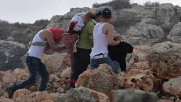 
نقل جثة فلسطيني قتل في مواجهات مع الجيش الاسرائيلي في قصرة
