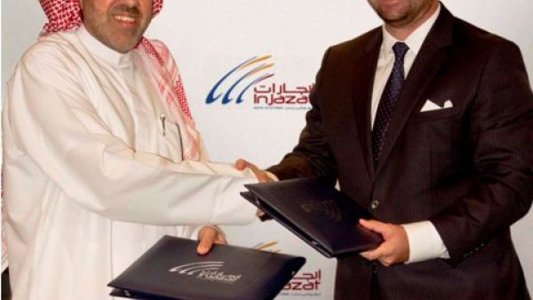 Ibrahim Mohamed Lari, Managing Director of Injazat and Matthew Cochran, President of Cellcrypt shaking hands after the signing