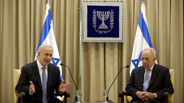 Prime Minister Netanyahu (L) and President Shimon Peres.