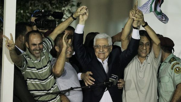 Palestinian President Mahmoud Abbas delivers a speech to released Palestinian prisoners, at his headquarters in the West Bank city of Ramallah, August 14, 2013. (AFP) Palestinian President Mahmoud Abbas delivers a speech to released Palestinian prisoners, at his headquarters in the West Bank city of Ramallah, August 14, 2013. (AFP)