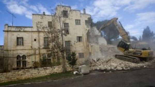 جرافة اسرائيلية تهدم الفندق