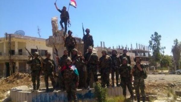 عناصر من الجيش النظامي السوري داخل مدينة القصير بعد السيطرة عليها