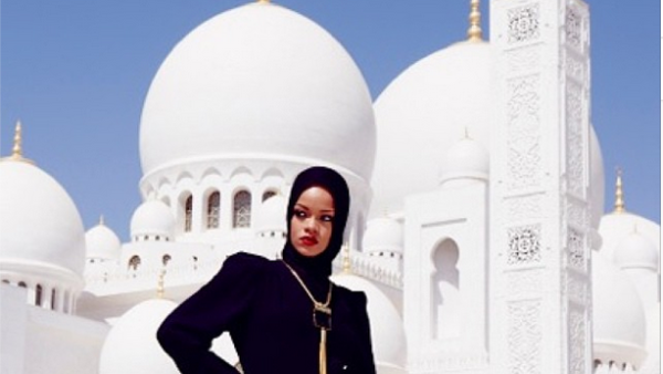 Rihanna has shocked her fans by posting a series of photographs of her wearing a hijab and posing at an Abu Dhabi mosque. (Image via Instagram)