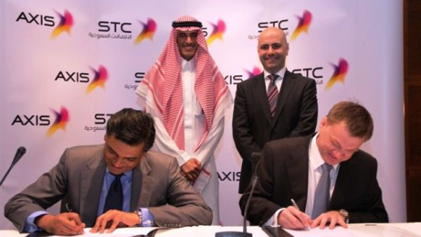 شركة الاتصالات الاندونيسية التابعة لمجموعة شركة الاتصالات السعودية خلال توقيعها العقد شركة الاتصالات الاندونيسية التابعة لمجموعة شركة الاتصالات السعودية خلال توقيعها العقد