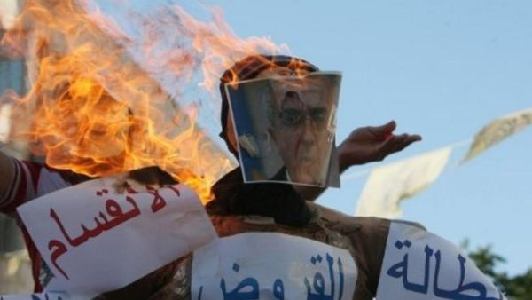 Salam Fayyad's effigy burns