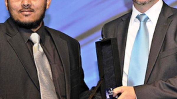 سمير عبدالله، من فريق دو، يتسلم الجائزة سمير عبدالله، من فريق دو، يتسلم الجائزة