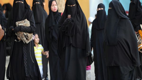 Saudi women arrive to attend the morning Eid al-Fitr prayer at Turki bin Abdullah grand mosque in Riyadh (AFP/FAYEZ NURELDINE)