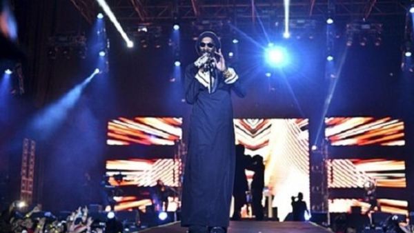 Snoop is seen wearing two thobes in his latest video 