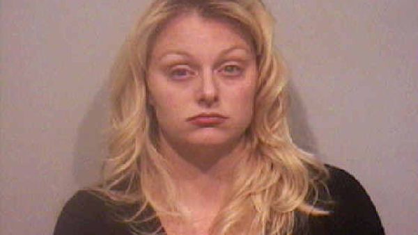 صورة المتهمة ستيفاني, التي هاجمت الشرطة بحليب ثدييها.