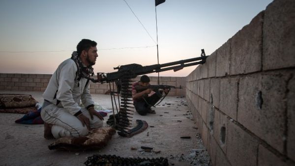 Rebel fighters takes aim at the location of Kurdish fighters in the outskirts of the northern Syrian city of Raqqa, on August 23, 2013. (AFP)