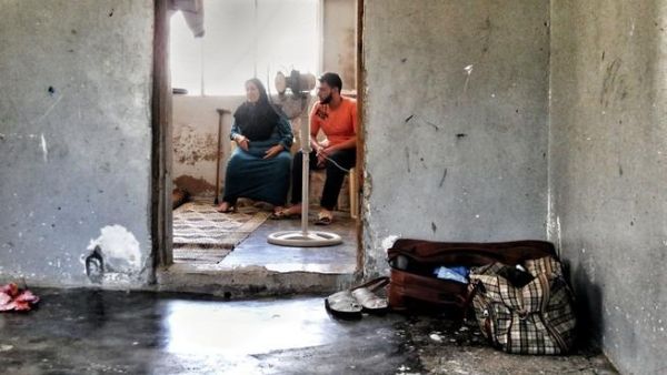 Ever since the eruption of the civil war in Syria, hundreds of thousands of Syrian refugees have fled to Lebanon. Struggling to find jobs, many refugees have instead opened business in the already crowded market.
