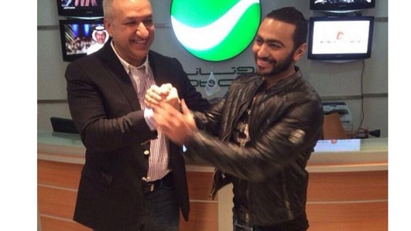 Tamer Hosny shakes on it (Image: Facebook)