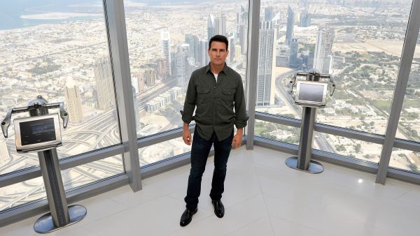 Tom Cruise paid Dubai a visit to promote "Mission Impossible: Ghost Protocol", which involved stunts of him dangling from Burj 
Khalifa, the world's tallest building.
