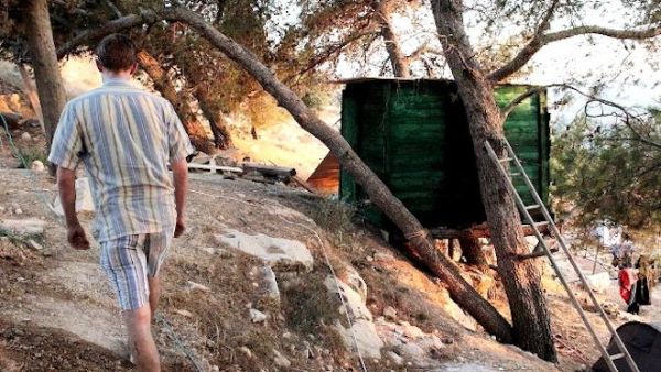 A treehouse in Hosh Jasmin. (Image courtesy of WNV/Andrew Beale/Your Middle East)