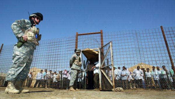 US soldiers guard the notorious Abu Ghraib prison as detainees are released (Getty Images)