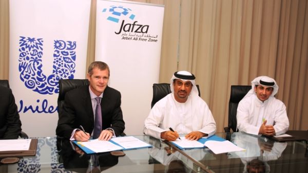 Tim Drury, Vice President Supply Chain of Unilever and Ibrahim Al Janahi, Deputy CEO of Jafza, during the signing