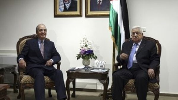 الرئيس الفلسطيني محمود عباس (يمين) مستقبلا المبعوث الاميركي الخاص الى الشرق الاوسط جورج ميتشل في رام الله 

