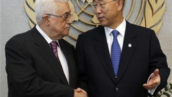 عباس (الى اليسار) خلال استقبال بان جي مون له في نيويورك 
