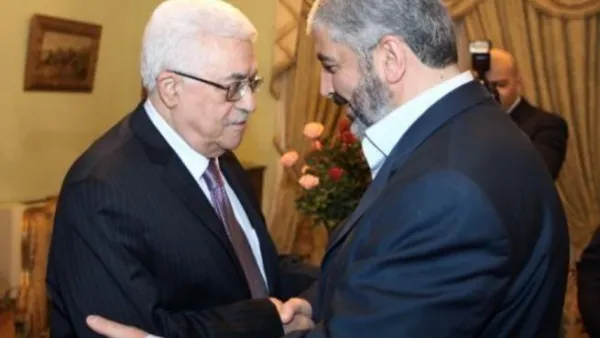 الرئيس الفلسطيني محمود عباس (يسار) ورئيس المكتب السياسي لحركة حماس خالد مشعل في القاهرة
