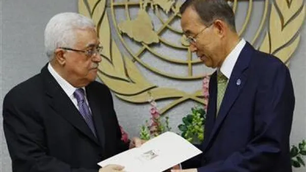 الرئيس الفلسطيني محمود عباس ( الى اليسار) يقدم الى الامين العام للامم المتحدة بان كي مون يوم الجمعة طلب الحصول على العضوية الكاملة لدولة فلسطينية في الامم المتحدة
