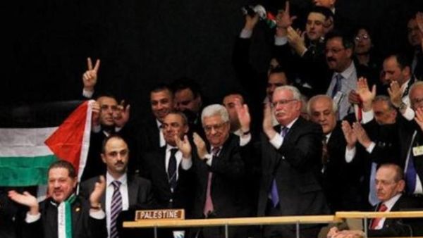 الرئيس الفلسطيني محمود عباس والوفد الفلسطيني يصفقون ابتهاجا بعد نالصويت لصالح فلسطين بالامم المتحدة