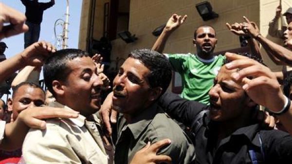 اقارب الجنود السبعة المختطفين يحتفلون بعد الافراج عنهم عند معبر رفح الحدودي 
