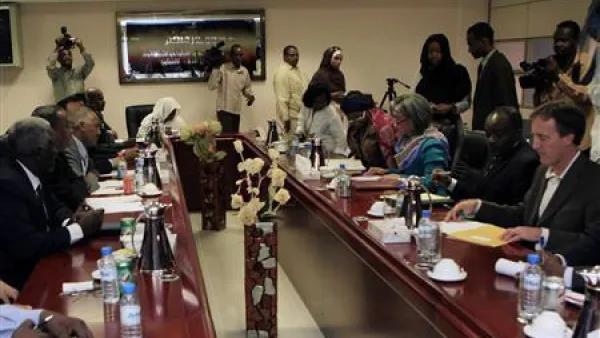 كانج كيونج وا نائبة مفوض حقوق الانسان بالامم المتحدة تشارك في اجتماع في الخرطوم مع مسؤولين من وزارة العدل السودانية بعد زيارتها الى أبيي وجنوب كردفان ودارفور 