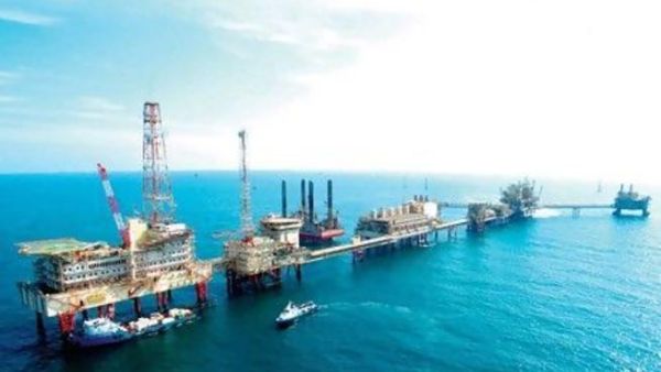 Egypt has signed oil and gas exploration agreements with Apache Corporation, Royal Dutch Shell and GDF Suez, the Egyptian state news agency reported.