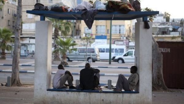 مهاجرون افارقة في محطة حافلات في حديقة لفينسكي في جنوب تل ابيب
