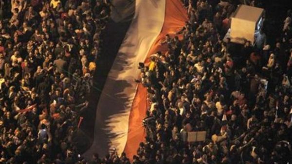 متظاهرون في ميدان التحرير بوسط القاهرة
