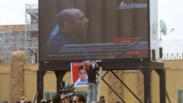 
مصريون يتابعون محاكمة العادلي على شاشة عملاقة امام المحكمة الجنائية في القاهرة الاحد