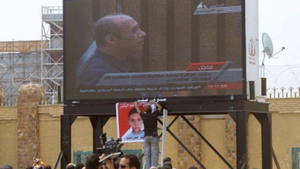 
مصريون يتابعون محاكمة العادلي على شاشة عملاقة امام المحكمة الجنائية في القاهرة الاحد