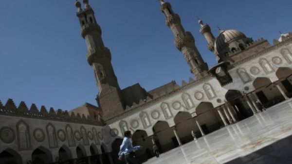 طفلان في باحة الازهر في القاهرة
